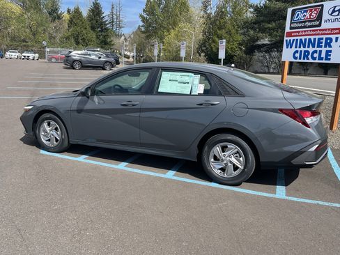 New 2026 Hyundai Elantra SE image 3