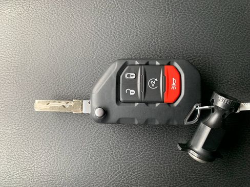 Used 2025 Jeep Wrangler Unlimited Rubicon AWD/4WD image 32