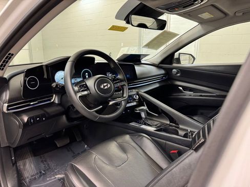 Used 2022 Hyundai Elantra Limited image 12