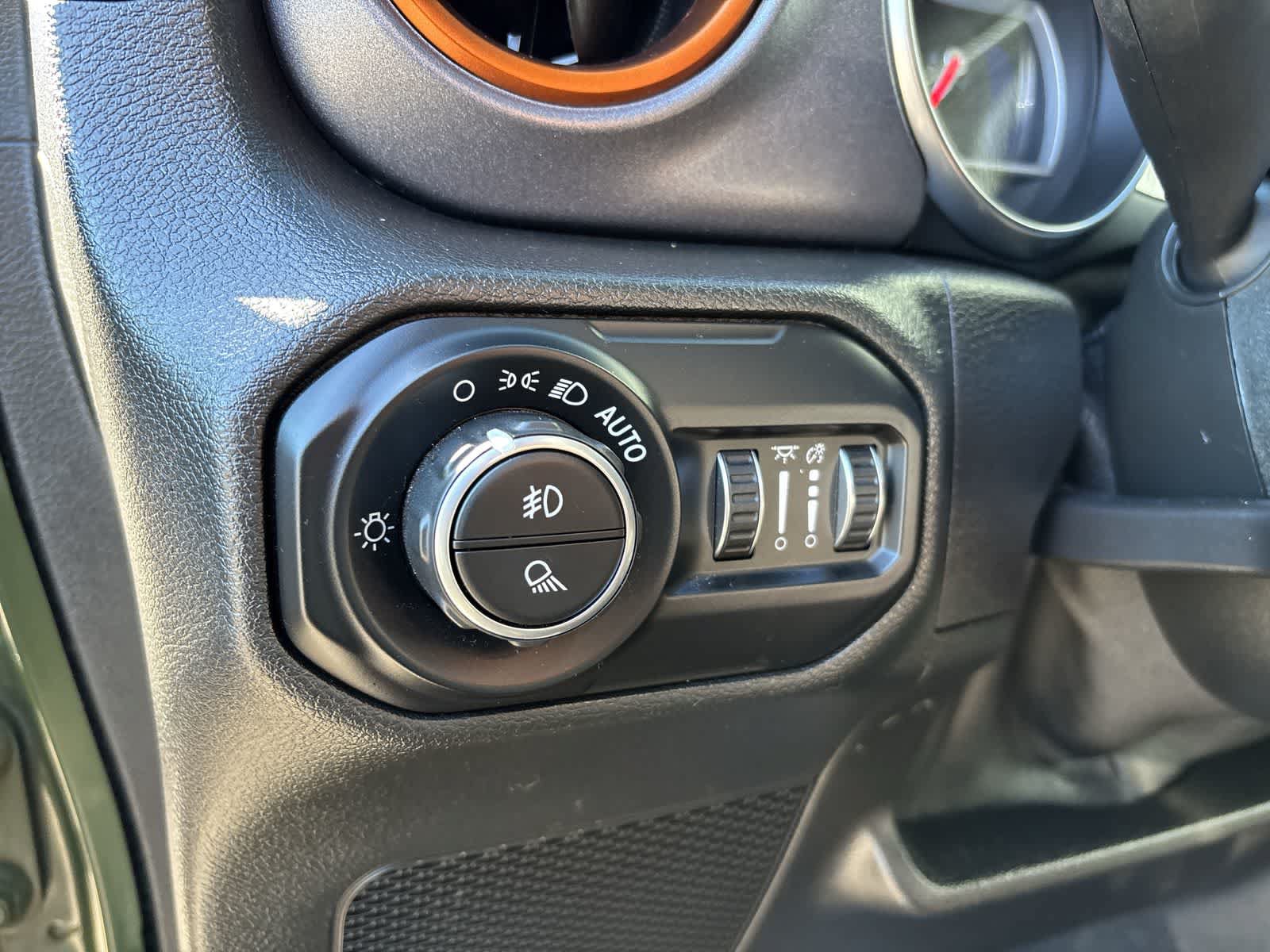 Used 2021 Jeep Gladiator Mojave AWD/4WD image 13