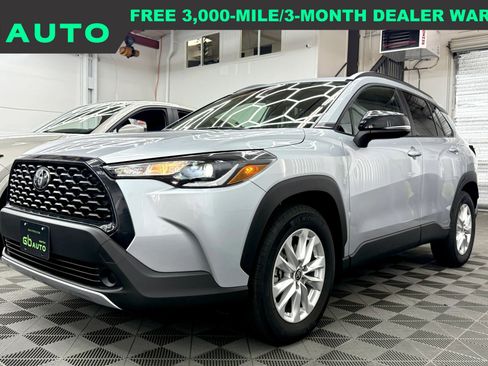 Used 2025 Toyota Corolla Cross LE image 1