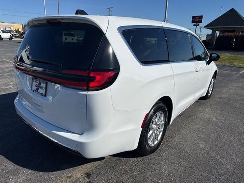 New 2026 Chrysler Pacifica Select image 11