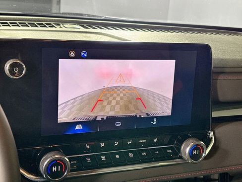 Used 2024 Chevrolet Colorado Z71 w/ Z71 Convenience Package 2 image 17