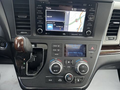Used 2019 Toyota Sienna Limited image 33