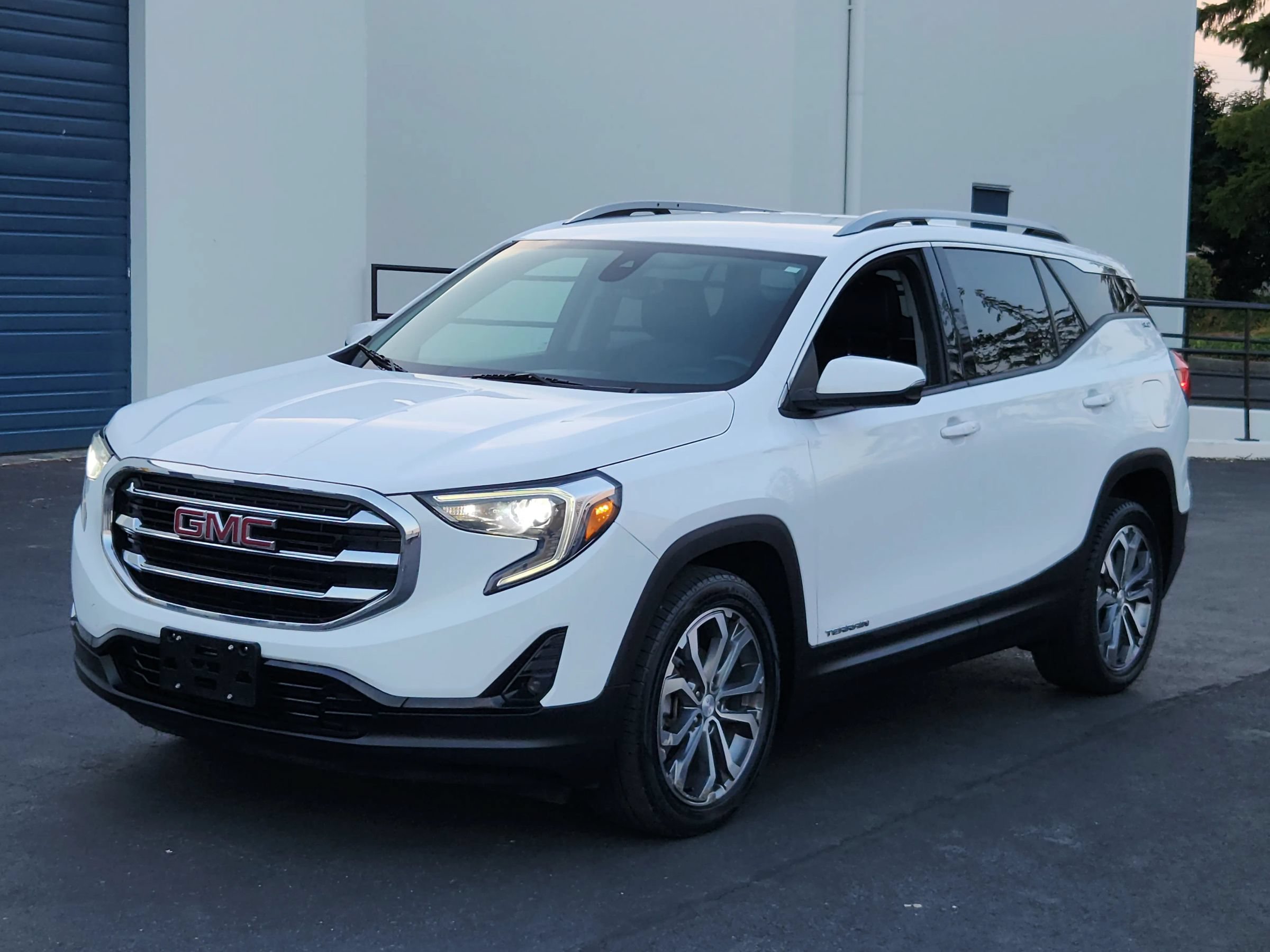 Used 2021 GMC Terrain SLT FWD image 1