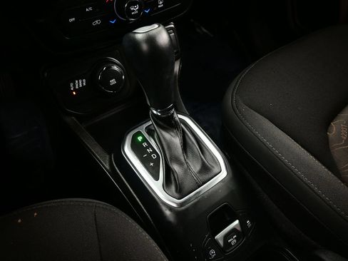 Used 2023 Jeep Renegade Latitude AWD/4WD image 22