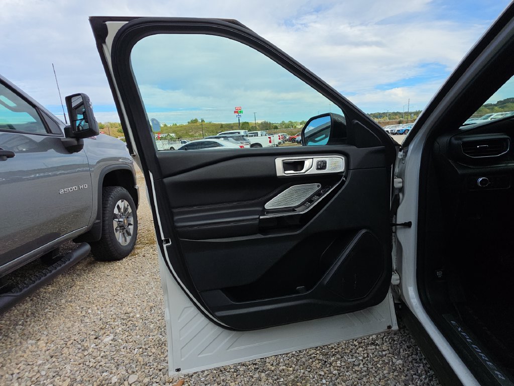 Used 2022 Ford Explorer Platinum w/ Equipment Group 601A AWD/4WD image 7