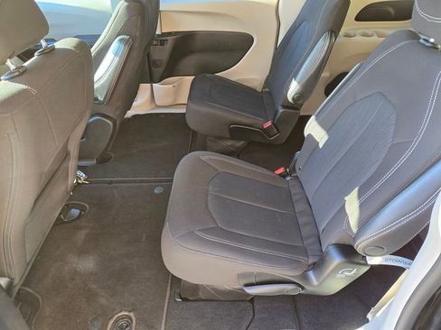 Used 2023 Chrysler Voyager LX image 13