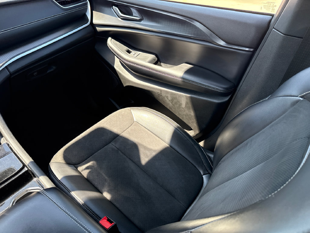 Used 2023 Jeep Grand Cherokee Altitude RWD image 15