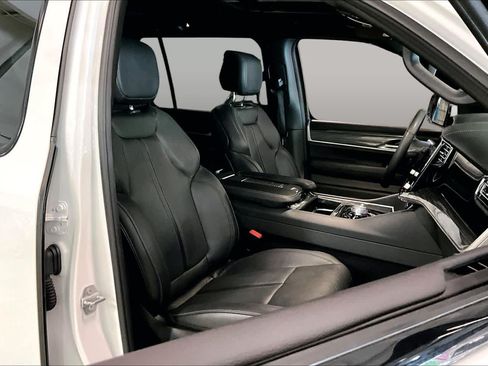 Used 2022 Jeep Wagoneer Series III w/ Premium Group I AWD/4WD image 8