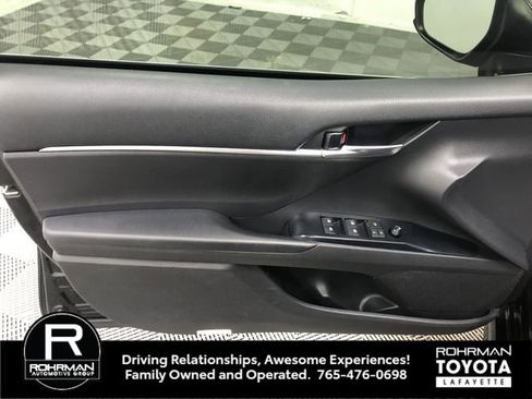 Used 2019 Toyota Camry SE image 12