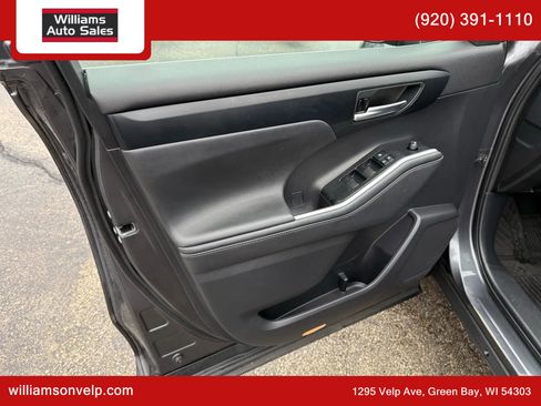 Used 2020 Toyota Highlander XLE image 11