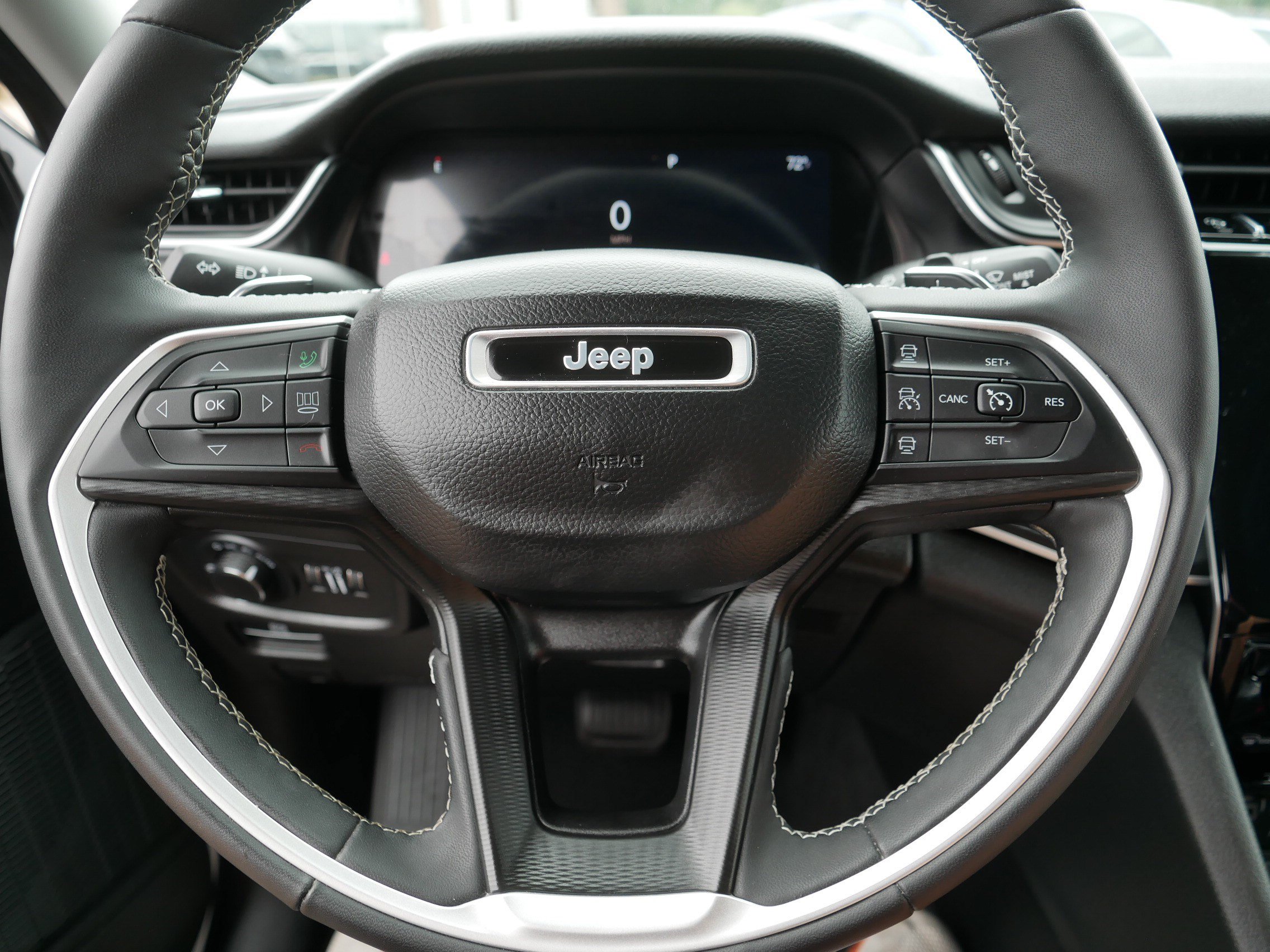Used 2023 Jeep Grand Cherokee Laredo w/ Luxury Tech Group I AWD/4WD image 25