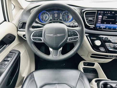 Used 2023 Chrysler Pacifica Touring-L image 15