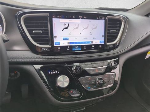 Used 2025 Chrysler Pacifica Select image 14