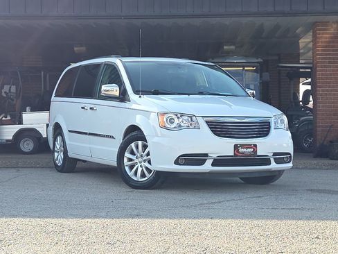 Used 2015 Chrysler Town & Country Limited Platinum image 1