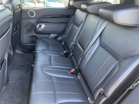 Used 2019 Land Rover Discovery SE image 16