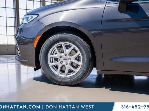 Used 2023 Chrysler Pacifica Touring-L FWD image 29
