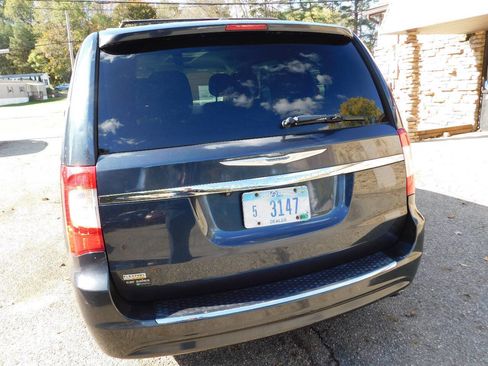 Used 2014 Chrysler Town & Country Touring image 7
