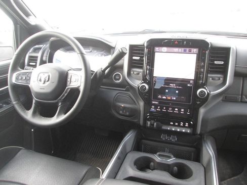 Used 2025 RAM 2500 Laramie AWD/4WD image 23