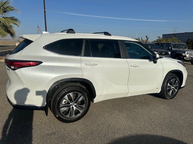 Used 2023 Toyota Highlander XLE AWD/4WD image 13