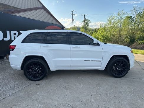 Used 2021 Jeep Grand Cherokee Laredo X image 8