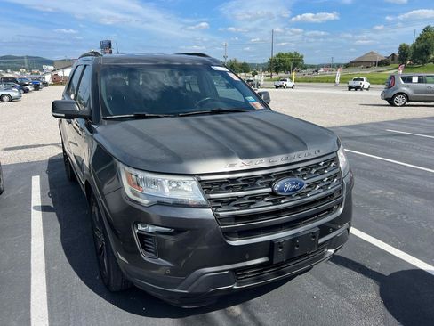 Used 2018 Ford Explorer XLT w/ Equipment Group 202A FWD image 2