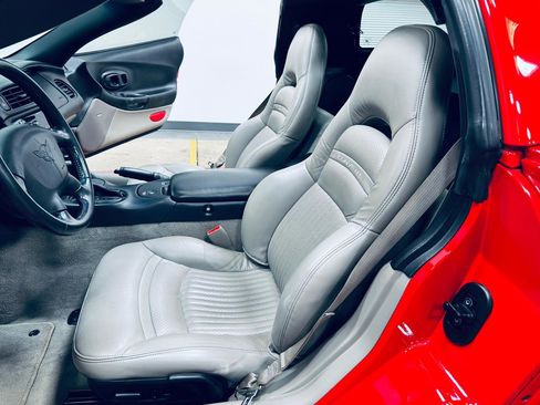 Used 2004 Chevrolet Corvette Coupe w/ Preferred Equipment Group RWD image 31