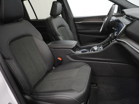 New 2026 Jeep Grand Cherokee Altitude AWD/4WD image 34