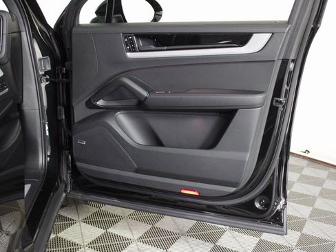 Certified 2025 Porsche Cayenne image 38