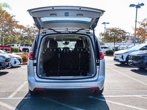 Used 2024 Chrysler Pacifica Touring-L FWD image 28
