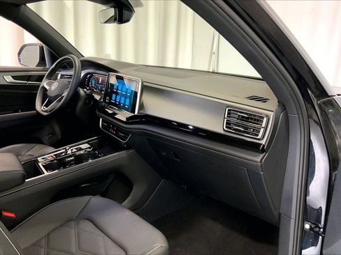 Used 2025 Volkswagen Atlas Cross Sport SE FWD image 28