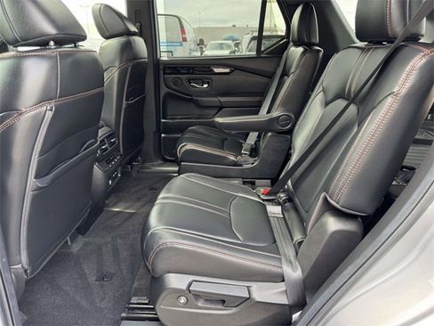 Used 2025 Honda Pilot TrailSport image 11