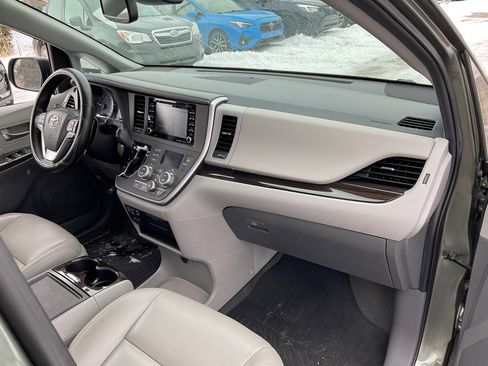 Used 2020 Toyota Sienna XLE w/ XLE Navigation Package image 18