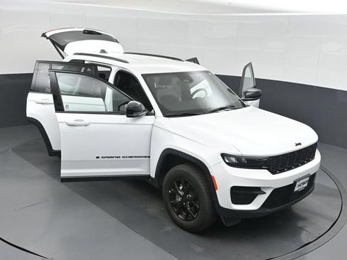Used 2025 Jeep Grand Cherokee Altitude AWD/4WD image 51