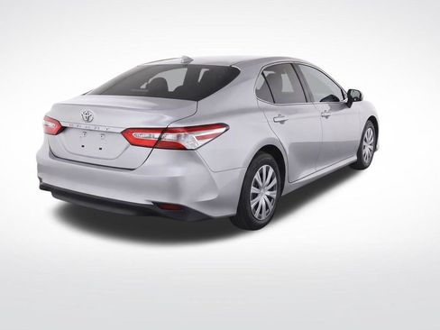 Used 2019 Toyota Camry FWD image 3
