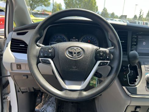 Used 2018 Toyota Sienna LE w/ Carpet Mat Package FWD image 32