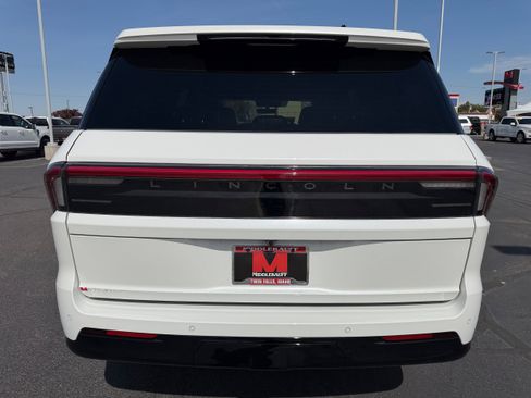New 2026 Lincoln Navigator Reserve w/ Jet Appearance Package AWD/4WD image 4