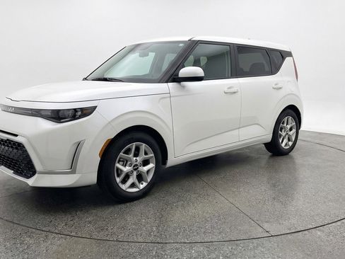 Used 2025 Kia Soul LX w/ LX Technology Package FWD image 3