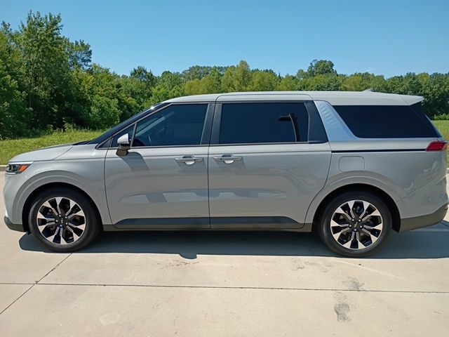 Used 2024 Kia Carnival EX FWD image 8