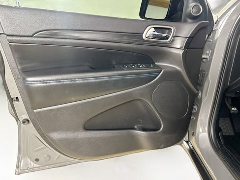 Used 2019 Jeep Grand Cherokee Laredo AWD/4WD image 11