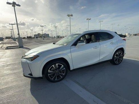 Certified 2022 Lexus UX 200 w/ Premium Package FWD image 4