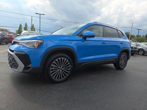 Used 2025 Volkswagen Taos SE image 3