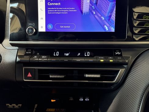 Used 2025 Toyota Camry SE w/ Convenience Package FWD image 20