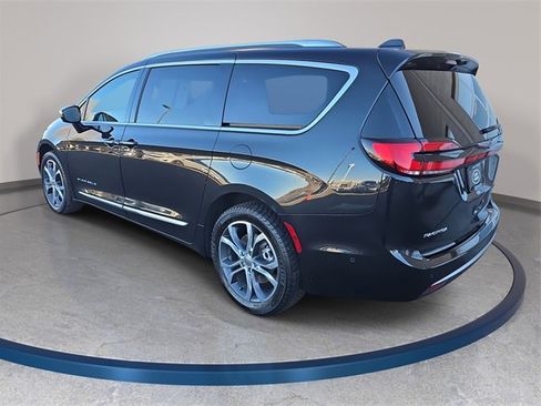 Used 2021 Chrysler Pacifica Pinnacle image 8