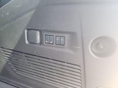 Used 2025 GMC Yukon XL Denali image 11