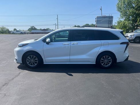 Used 2025 Toyota Sienna XLE FWD image 21