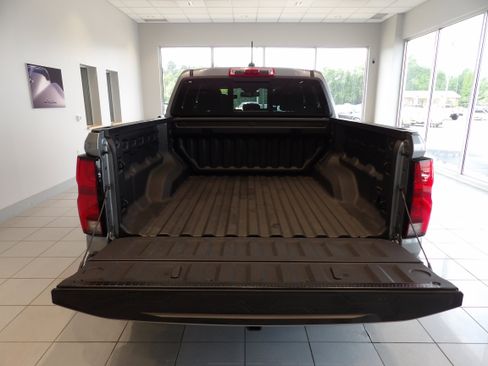 Used 2024 Chevrolet Colorado LT w/ LT Convenience Package III image 27