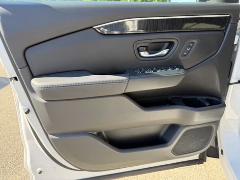 Used 2025 Honda Pilot Elite image 12