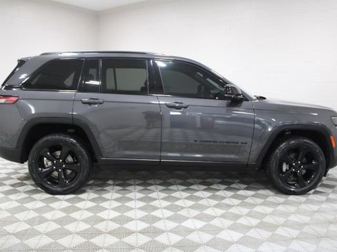 Used 2023 Jeep Grand Cherokee Altitude AWD/4WD image 12